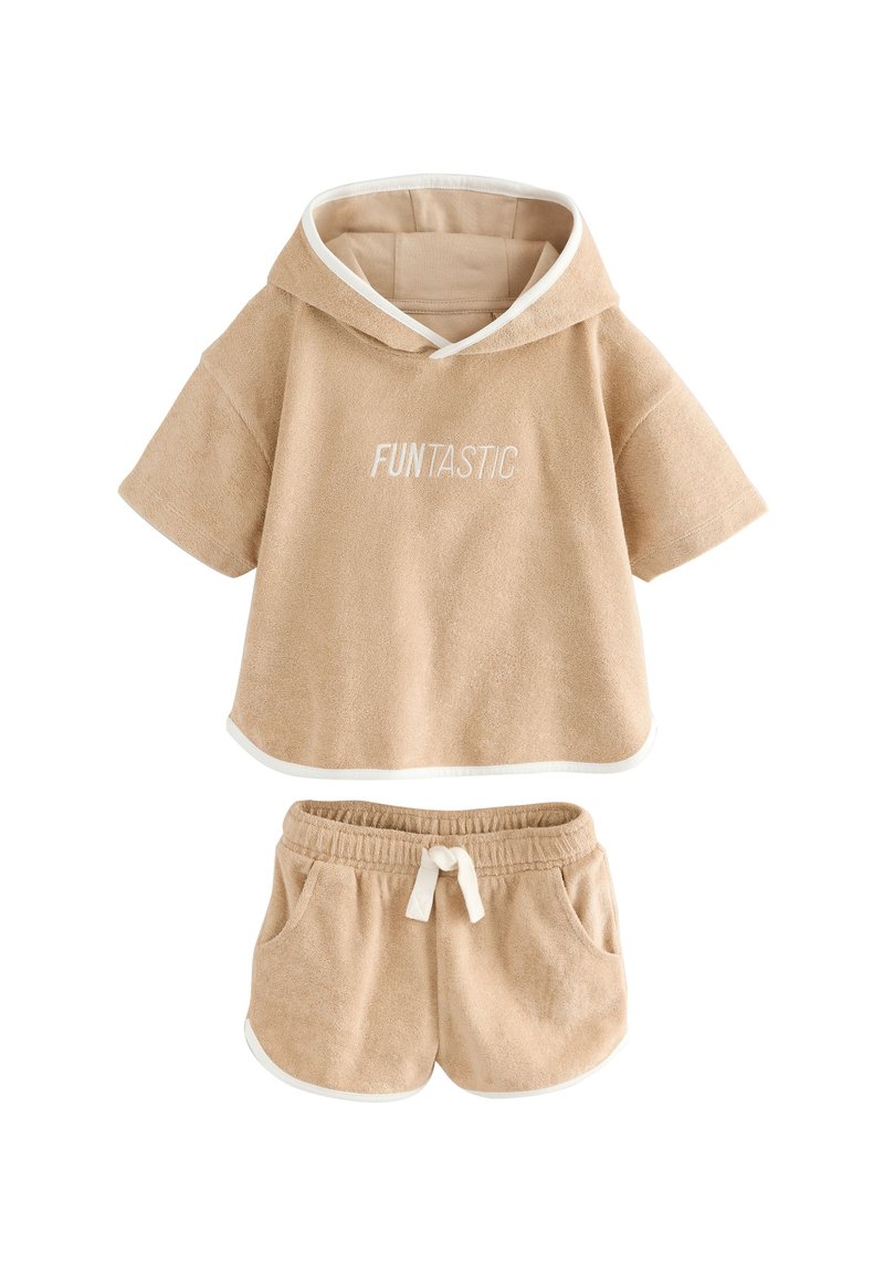 Set corto in spugna beige con maglia a maniche corte con cappuccio e stampa "FUNTASTIC", accompagnato da pantaloncini coordinati con coulisse e tasche.
