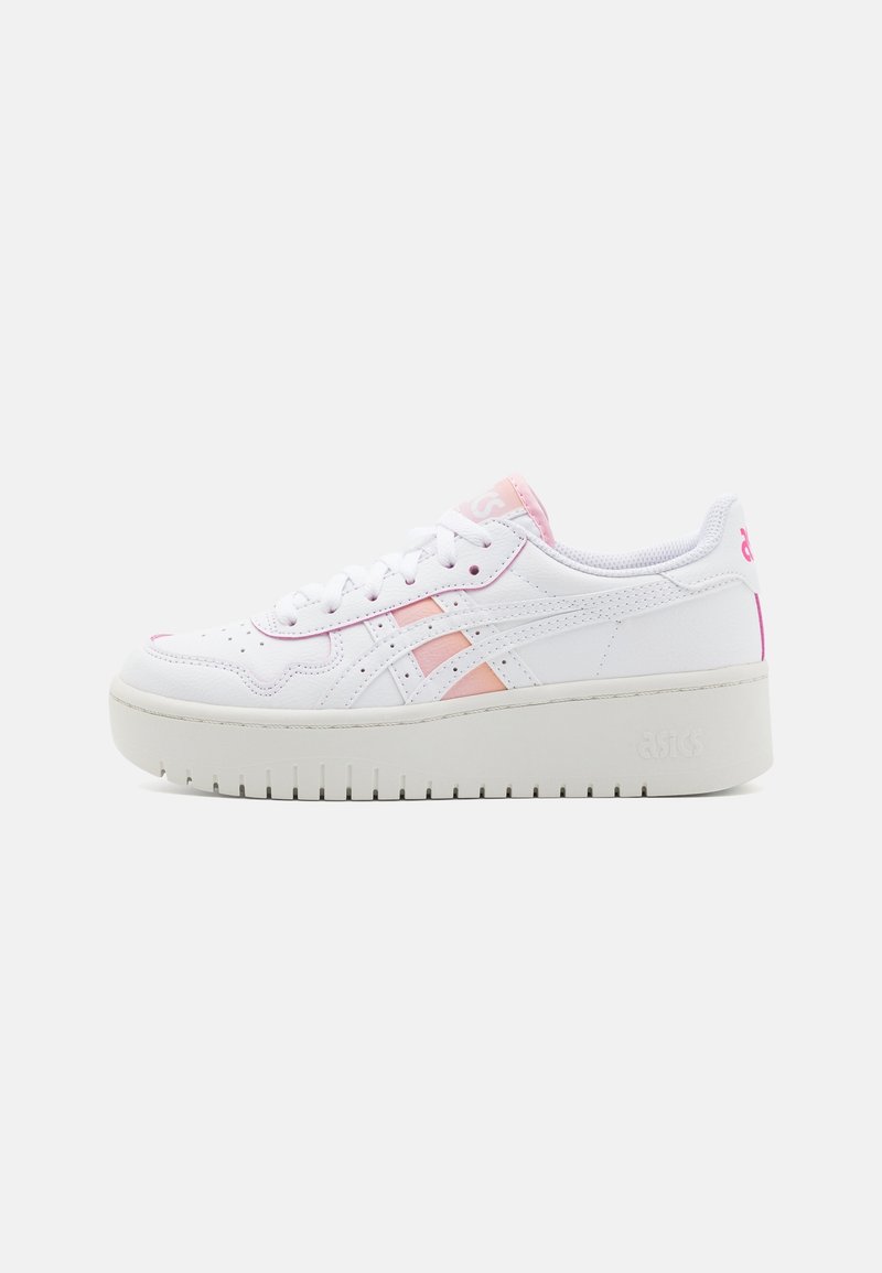 Baskets à plateforme blanches avec des accents rose clair, des détails perforés, une semelle texturée et un logo de la marque sur le talon et la languette.