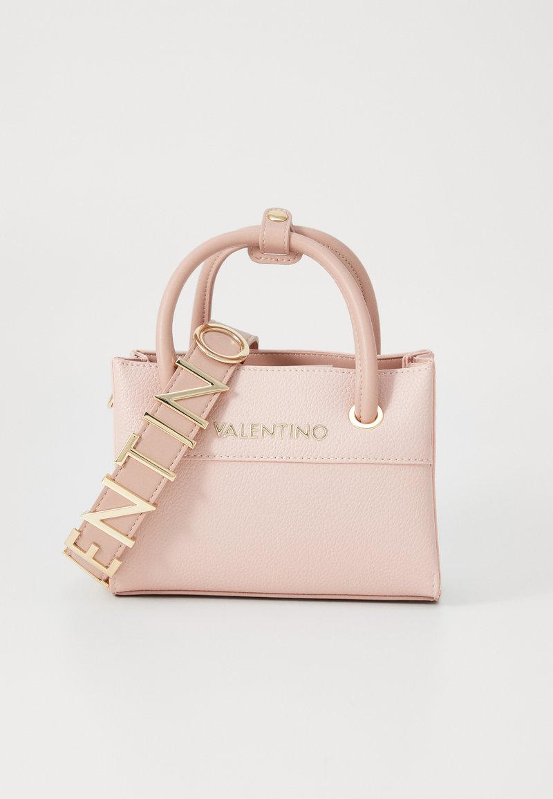 Borsa a mano in pelle rosa con una forma strutturata, doppio manico superiore e una tracolla decorativa con logo. Include dettagli in metallo dorato.