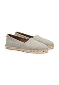 Grå stof espadriller med en flettet jutefodsål, rund tå og slip-on design. Indvendigt har de en brun foring. Røde accenter ved hælen.