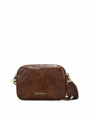 Bolso cruzado de piel marrón con una textura suave, forma rectangular, herrajes dorados y una correa ajustable con un diseño. Logo "BOSANOVA" en la parte frontal.