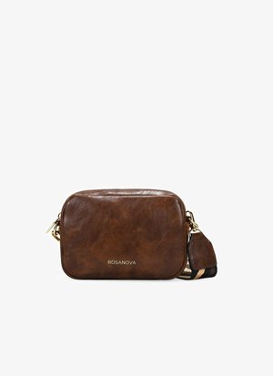 Bolso cruzado de piel marrón con una textura suave, forma rectangular, herrajes dorados y una correa ajustable con un diseño. Logo "BOSANOVA" en la parte frontal.
