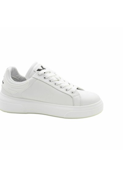 Białe sneakersy z gładką, syntetyczną cholewką, zaokrąglonym czubkiem i płaską, gumową podeszwą. Posiadają subtelne logo na języku oraz akcenty w kształcie skrzydełek po bokach.