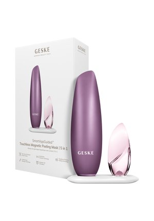 Paarse en roze slanke huidverzorgingsapparaten op een witte basis, tentoongesteld naast hun witte verpakking met GESKE-branding en productdetails.
