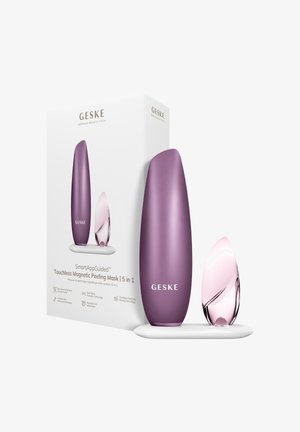 Paarse en roze slanke huidverzorgingsapparaten op een witte basis, tentoongesteld naast hun witte verpakking met GESKE-branding en productdetails.