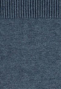 Dzianina w ciemnoniebieskim odcieniu z prążkowanym wzorem na górze, prezentująca delikatne, równe szwy na powierzchni.