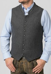 Graue Wollweste mit hohem Kragen, dekorativen Nähten und fünf metallischen Knöpfen, kombiniert mit einem blau karierten Hemd.