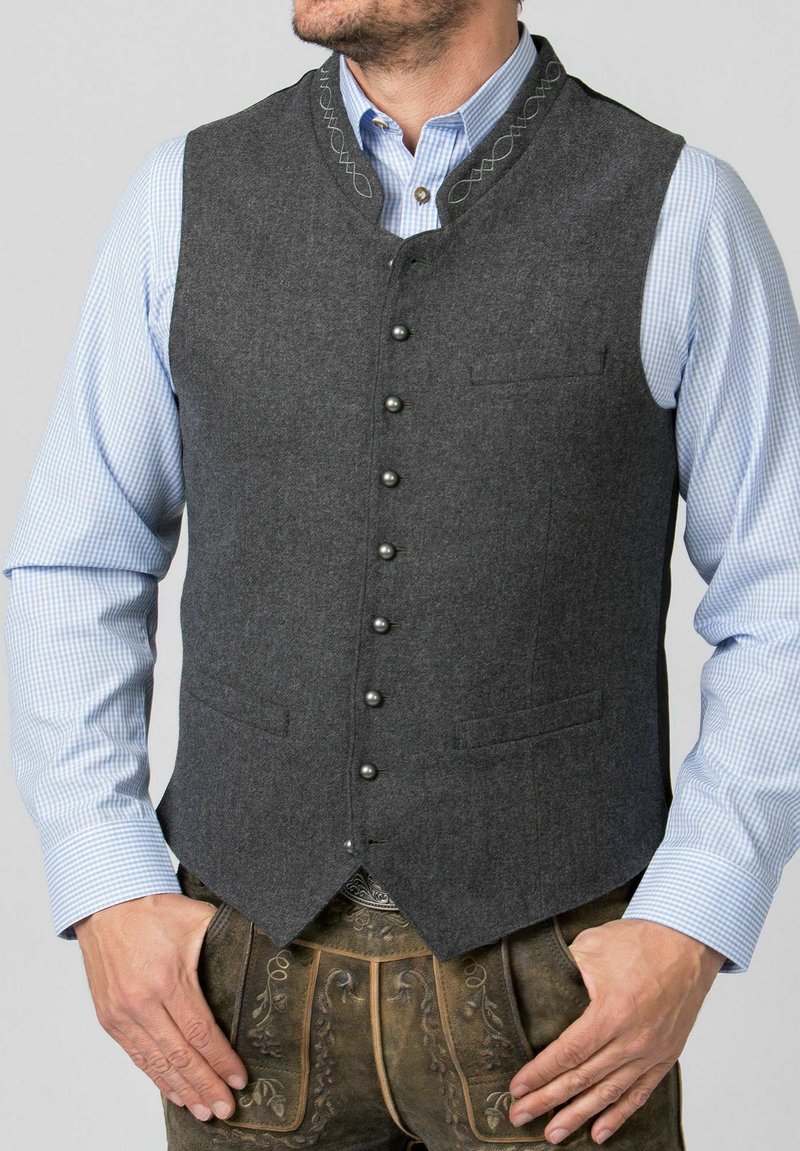 Graue Wollweste mit hohem Kragen, dekorativen Nähten und fünf metallischen Knöpfen, kombiniert mit einem blau karierten Hemd.