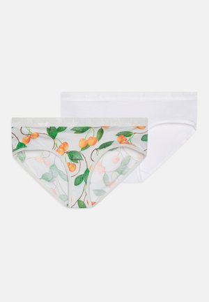 Katoenen ondergoedset met daarin een paar met een kersenprint op een witte achtergrond en een effen wit paar. Beide hebben een zachte tailleband.