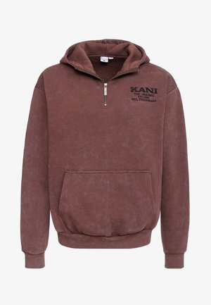 Brauner Halb-Reißverschluss-Hoodie mit Kängurutasche vorne und schwarzem besticktem Text auf der linken Brust, der "KANI The Original Est.1989 Reg. Trademark." lautet.