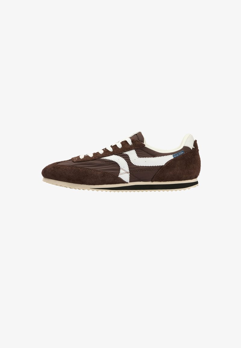 Zapatilla deportiva de caña baja en marrón y blanco, con materiales de ante y textil, cordones blancos y una etiqueta de marca sutil cerca del talón en el lado exterior.