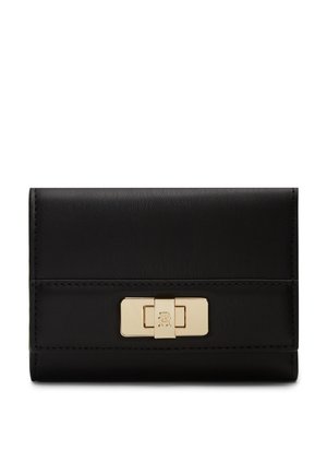Schwarze Lederbrieftasche mit rechteckigem, goldfarbenem Verschluss, auf dem vorn ein eingraviertes Logo zu sehen ist.