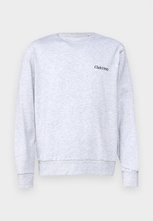 Grå hettegenser laget av bomullsblanding, med rund halsdesign, som har en liten svart "Club1990" tekst på venstre brystområde.