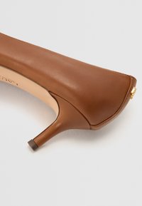 Lauren Ralph Lauren ADRIENNE - Tacones - deep saddle tan