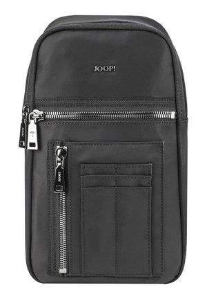 Zwarte compacte crossbodytas van JOOP! met twee zichtbare ritsvakken en een voorvak voor kaarten.