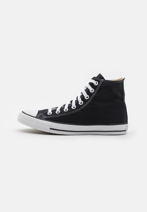 Sort højtop lærredsneakers med hvid gummisål, tåkappe og hvide snørebånd, set fra siden på en hvid baggrund.