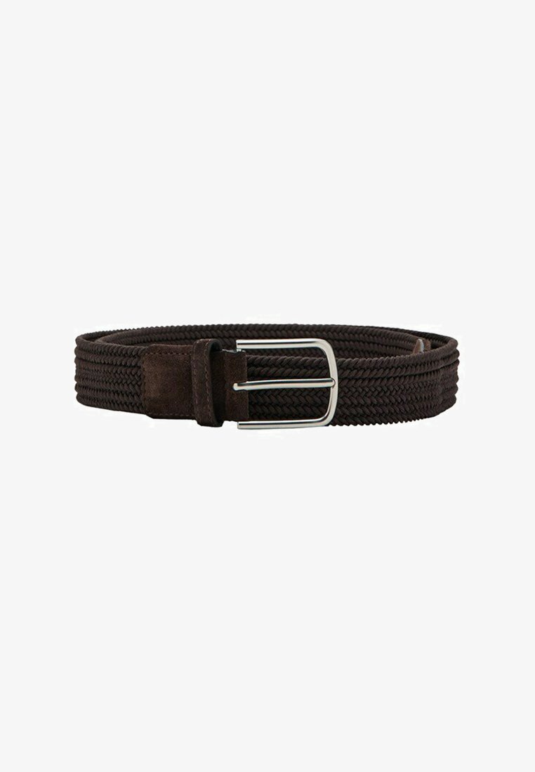 Ceinture en tissu tressé marron foncé avec boucle en métal argenté rectangulaire et passant en daim, enroulée à plat sur un fond blanc.