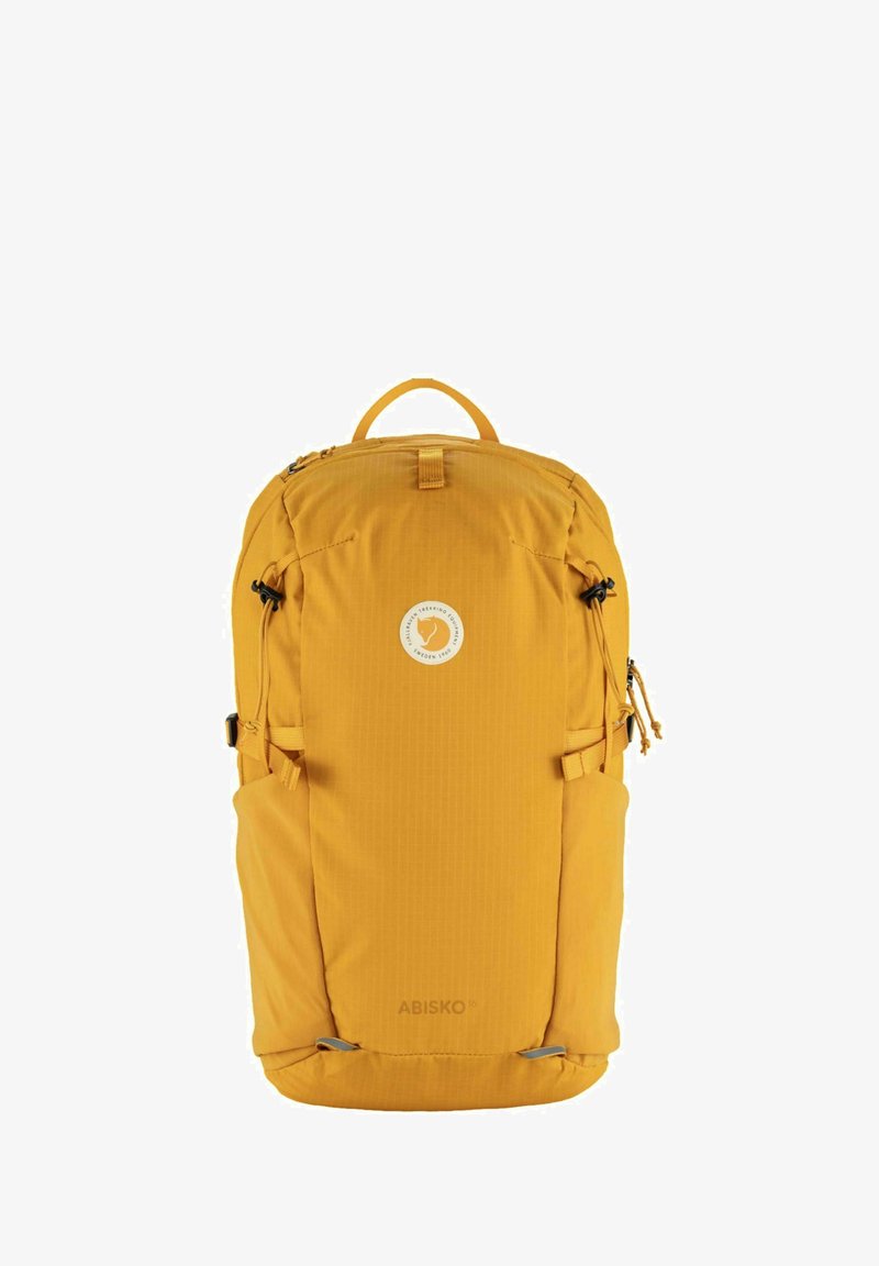 Zaino giallo con superficie testurizzata, maniglia superiore e patch con logo. Presenta cinghie di compressione laterali e chiusure a zip per una conservazione sicura.