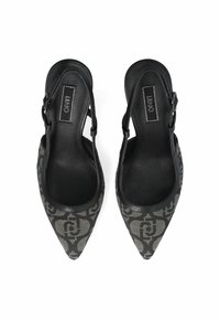 Scarpe slingback nere con punta a forma di freccia e motivo intrecciato in grigio. Presentano dettagli in pelle nera e una fibbia elegante sulla cinghia.