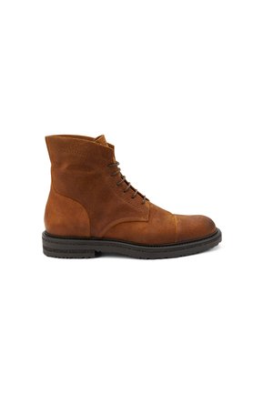 Botas de ante marrón hasta el tobillo con punta redonda, cordones en la parte delantera y suela de goma resistente. Presentan detalles de panelado y costuras reforzadas.