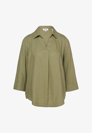 Damska bluzka w kolorze oliwkowej zieleni z rękawami 3/4, kołnierzykiem w kształcie litery V i luźnym krojem, wykonana z lekkiego materiału.