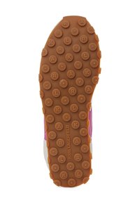 Semelle en caoutchouc marron avec un motif de semelle circulaire, marquée "KARL LAGERFELD." Présente des accents colorés en rose et gris.