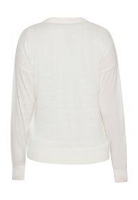 Pulover alb, material tricotat moale, croială lejeră, umeri coborâți, tiv și manșete cu nervuri, design simplu, fără modele sau ornamente.