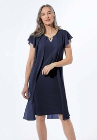 Navyblaues Kleid mit kurzen, flatternden Ärmeln und V-Ausschnitt. Verfügt über einen fließenden Stoff mit einem geschichteten Vorderdesign und einem knielangen Saum.
