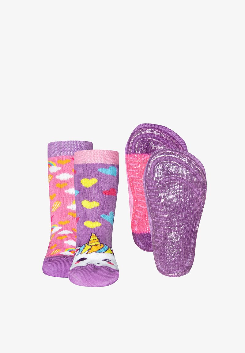 Fioletowe skarpetki z wesołymi wzorami: jednorożec i kolorowe serca. Zestaw zawiera również fioletowe kapcie o fakturze, które zapewniają dodatkowy komfort i przyczepność.