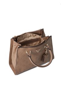 Borsa a tracolla in tessuto marrone con hardware dorato, due manici e logo in rilievo. L'interno presenta più scomparti e una fodera con motivo.