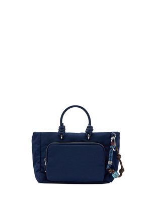 Granatowa torebka z przednią kieszenią na suwak, zaokrąglonymi uchwytami i ozdobnym plecionym brelokiem z niebieską koraliką przymocowanym do boku.