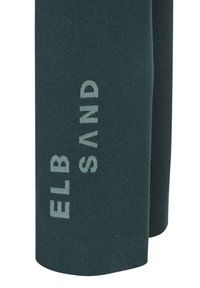 Dunkelblau-grüner gestrickter Stoff mit weicher Textur. Vertikale Schriftzüge "ELB SAND" in hellgrau. Abgerundeter Saum am unteren Ende.