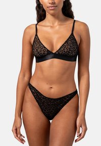 Schwarzes Spitzen-Bralette und dazugehöriger Tanga mit Leopardenmuster, dünnen Trägern und einer weichen Textur sowie einem kontrastierenden Satin-Bund.