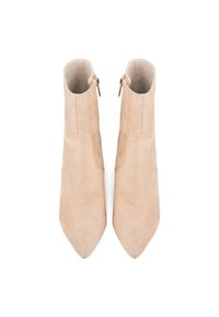 Bottes chevilles en daim beige avec un bout pointu, présentant une texture lisse et une fermeture éclair latérale en accent. Conçues pour une silhouette élégante.