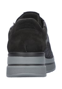 Zwarte suède sneaker met een gestructureerde grijze hak en zool. Voorzien van een gewatteerde kraag en subtiele stikdetails aan de achterkant.