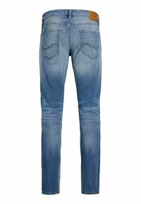 Jeans slim fit en azul claro desgastado, vistos desde atrás, con dos bolsillos traseros y una etiqueta de cuero marrón de la marca en la cinturilla.