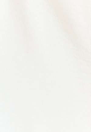 Tessuto bianco con una texture liscia e un sottile motivo a intreccio, che mostra leggere variazioni di tonalità e luce. Nessun motivo o accento visibile.