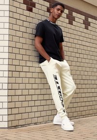 Lacoste T-shirt med print - noir