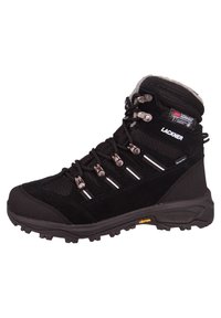 Czarne buty trekkingowe z teksturowanej zamszowej i siatkowej górnej części, wyściółką przy kołnierzu, metalowymi oczkami, gumową podeszwą i kontrastującymi białymi paskami. Widoczne logo Vibram.