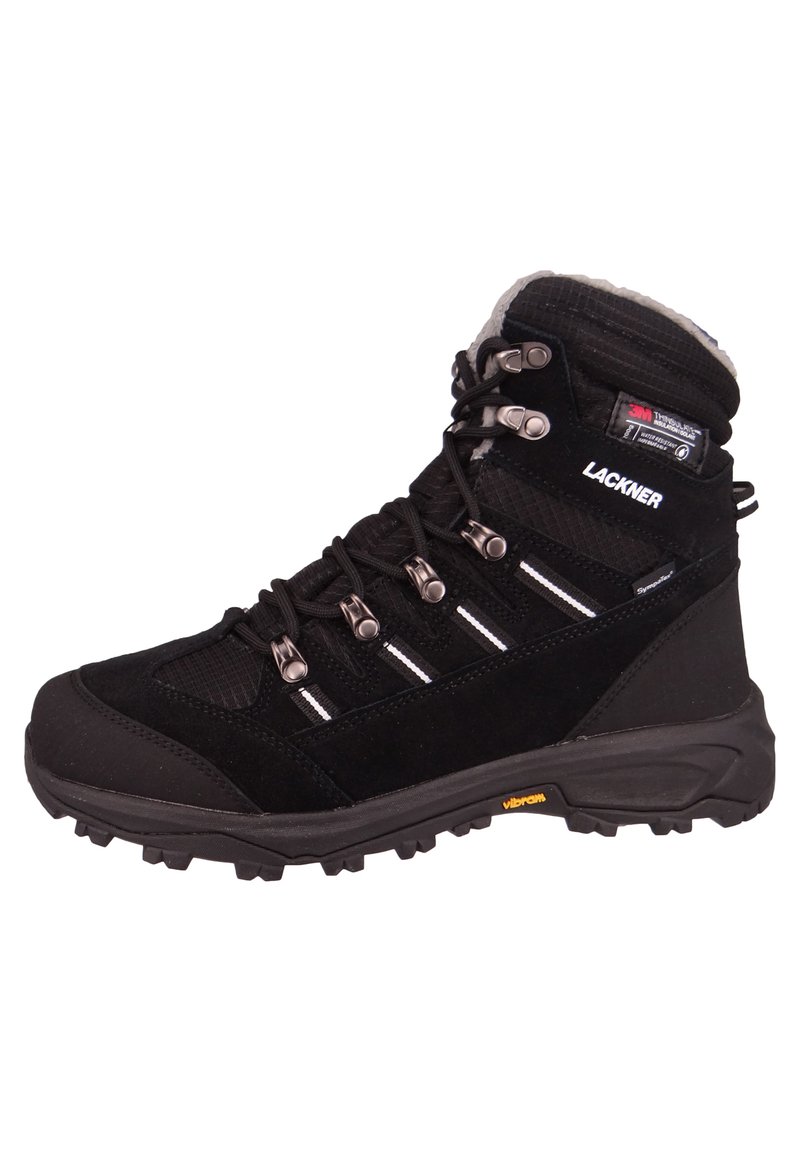 Czarne buty trekkingowe z teksturowanej zamszowej i siatkowej górnej części, wyściółką przy kołnierzu, metalowymi oczkami, gumową podeszwą i kontrastującymi białymi paskami. Widoczne logo Vibram.