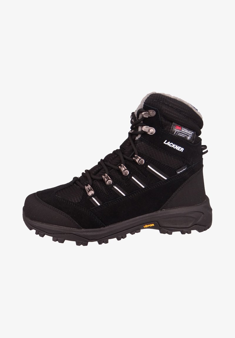 Czarne buty trekkingowe z teksturowanej zamszowej i siatkowej górnej części, wyściółką przy kołnierzu, metalowymi oczkami, gumową podeszwą i kontrastującymi białymi paskami. Widoczne logo Vibram.