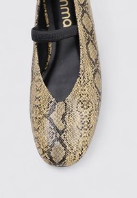 Ballettschuh mit einem Schlangenhautmuster in Tönen von Beige und Schwarz. Mit einem schwarzen elastischen Riemen und einem glatten, abgerundeten Zehendesign.