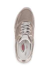 Helle beige Sneaker mit einem Mesh-Obermaterial und Wildlederakzenten. Verfügt über weiße Schnürsenkel und eine gepolsterte Einlegesohle mit einem einfachen Logo-Design.