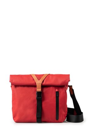 Borsa a tracolla rossa in tessuto con cima arrotolata, manico in pelle e tasca con cerniera nera. Tracolla regolabile, forma rettangolare, texture morbida.