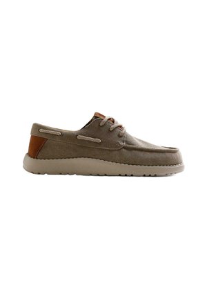 Mocasín casual de hombre en tela marrón claro con cordones beige, suela beige y parche de cuero en el talón, mostrado de perfil.