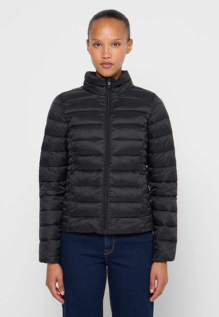 Schwarze Daunenjacke mit hohem Kragen, horizontaler Steppung, Reißverschluss vorne und einem schlanken Design. Leichte Stoffqualität.