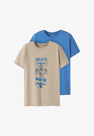 Dos camisetas de manga corta con cuello redondo, una beige con ilustraciones y texto en azul de piezas de monopatín, y otra azul lisa detrás.
