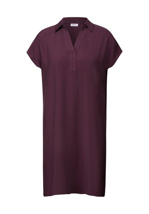 Robe courte violette avec un col, des manches courtes et un décolleté en V. Fabriquée en tissu lisse avec une texture légèrement froissée. Design minimaliste.