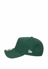 Grüne Baseballmütze aus Stoff, mit strukturiertem Design, gebogenem Schirm, gesticktem Logo an der Seite und Belüftungsösen.