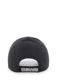 Schwarze Baseballmütze mit strukturiertem Kopfteil und verstellbarem Snapback. Mit "CHICAGO WHITE SOX" in Weiß auf dem hinteren Riemen bestickt.